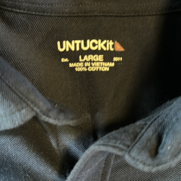 🍍UNTUCK IT CASUAL BUTTON DOWN🍍SZ LARGE-NAVY🍍PIT TO PIT 22”🍍LENGTH 29”🍍 - Picture 2 of 3